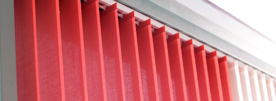 Vertikalanlage in der Ausstellung Aussigstraße mit verstellbaren Lamellen in rot und weiß
