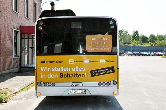 Die Busse der Braunschweiger Verkehrs AG in Vollbeklebung mit dem aktuellen Stautmeister-Design.