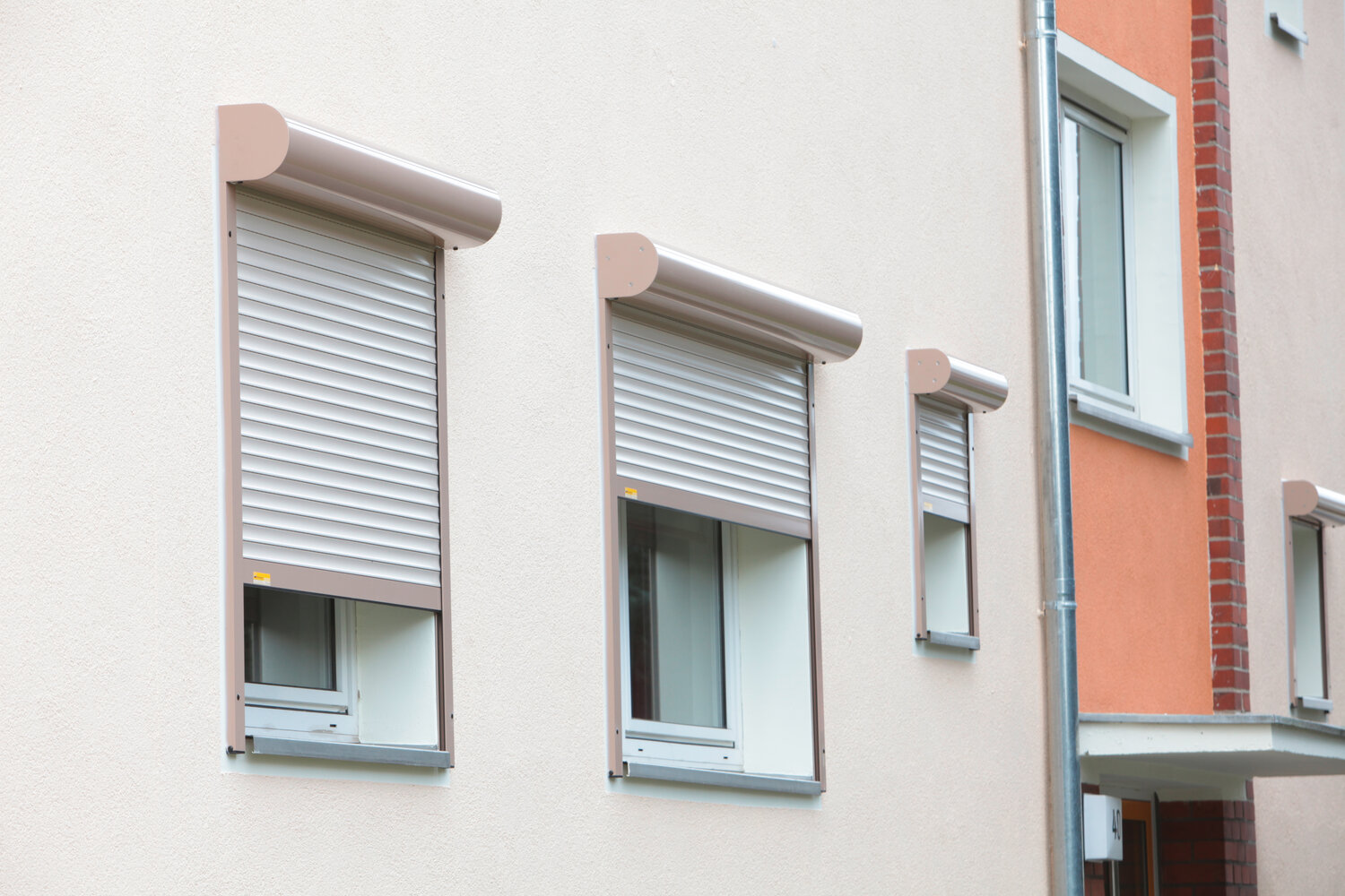 Detailansicht eines Wohnhauses mit nachträglich installierten Vorbaurollläden mit Rollladenkasten in Alu-Silber