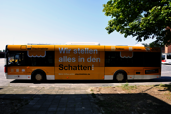 Die Busse der Braunschweiger Verkehrs AG in Vollbeklebung mit dem aktuellen Stautmeister-Design.