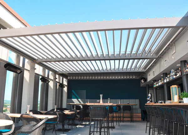 Ansichten des Lamellendach Camarque mit verstellbaren Lamellen in Aluminium über der Dachterrasse eines Restaurants