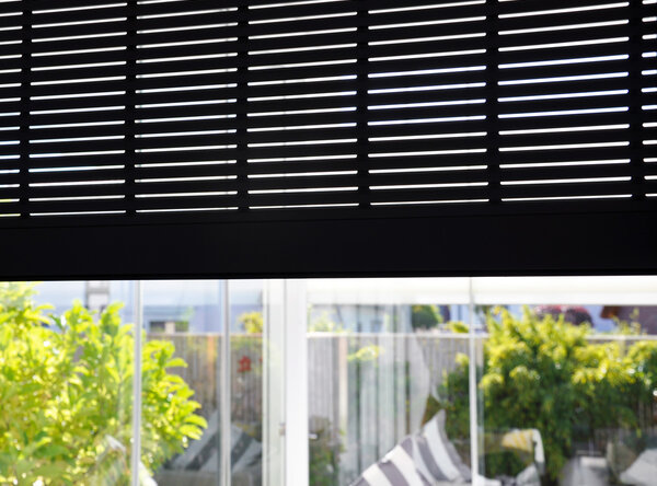 Detailansichten von S_onro Rollläden vor der Glasfront zur Terrasse eines Wohnhauses.