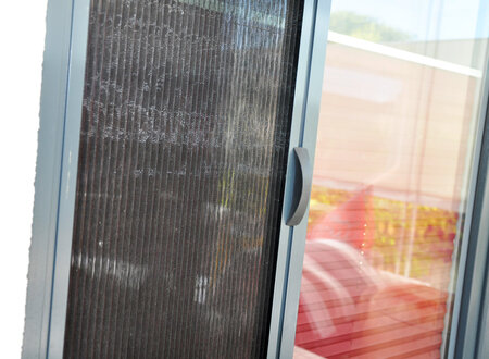 Insektenschutz-Schiebetür an der Terrassentür eines Einfamilienhauses