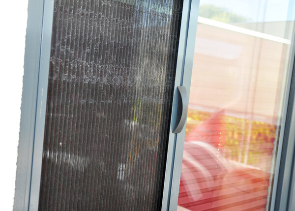 Insektenschutz-Schiebetür an der Terrassentür eines Einfamilienhauses